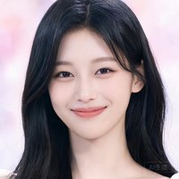 一位女性玩家的头像，长发微笑